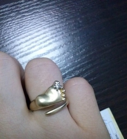 Золотое кольцо пяточка на рождение ребенка - Купить кольцо в виде пяточки младенца с бриллиантом в форме цветка 21110525 2016-05-19 14-57-57